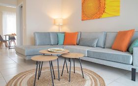 Helios: Charming Beach Home Next To Crystal Waters